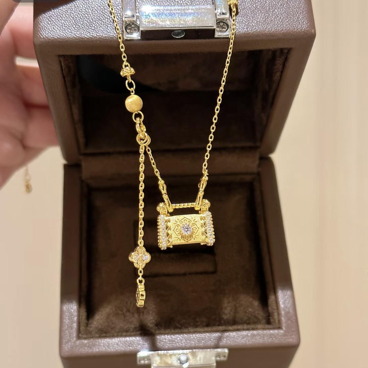 

Four-leaf clover brushed point diamond lock bag necklace women s ancient light luxury high-end collarbone chain jewelry