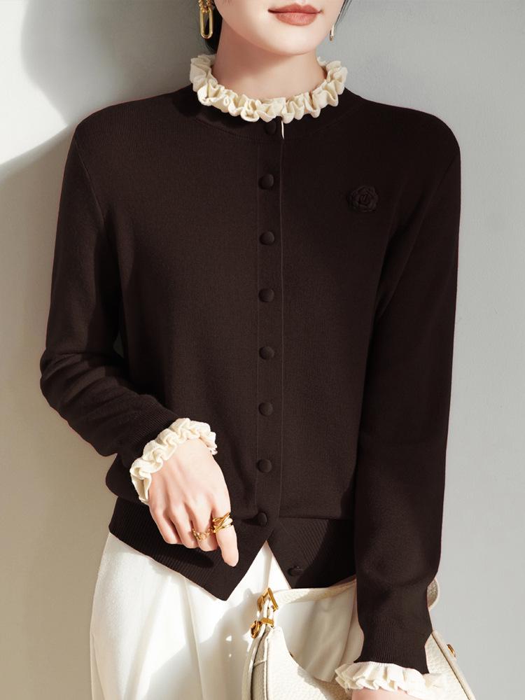 Retro Chic Merino-Woll-Cardigan mit Rüschenkragen und 3D-Blumendesign