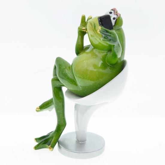 Toilet Frog Figurine Watching Phone Cartoon Frog Statue Resin Sculpture Indoor Outdoor Decoration Ornament