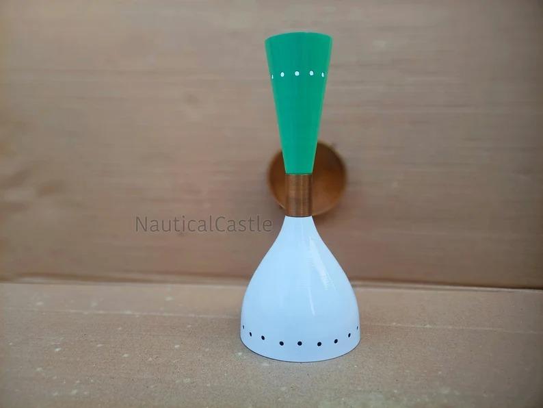

Mid Century Italian Diablo Wall Sconce: Brass Plug-In Light зелений