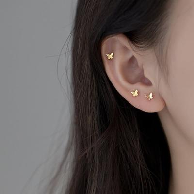 Piękna:J E080 Kolczyki sztyfty z mini motylkami ze złota 18K i srebra 925