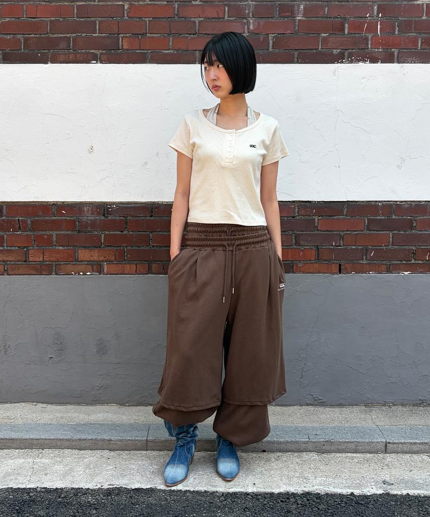 CHICKS All-Light Embroidered One-Pleat Wide Sweatpants Brown