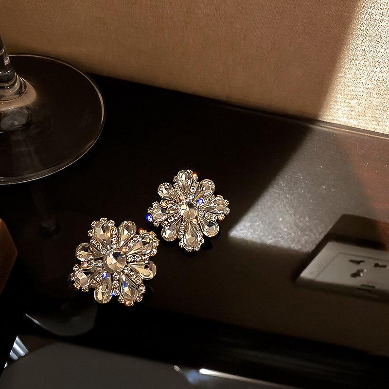 

Silver Needle Diamond Flower Stud Earrings - Elegant, High-End Accessories for Women