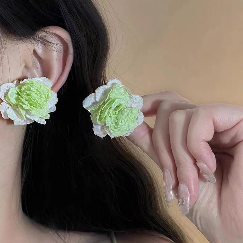 Forest-Inspired Fresh Flower Earrings: Elegant, High-End, Fashion Accessories with a Unique Design.