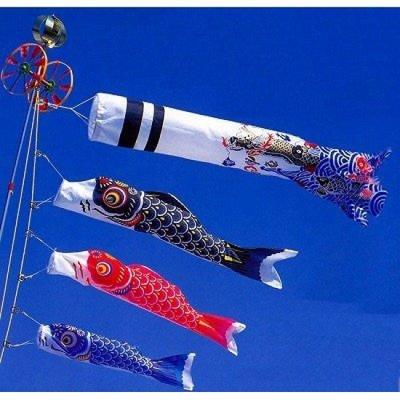 Sie können es dekorieren Komplettes Set mit 15 Koinobori mit goldenen Bändern Koinobori aus Nylontaft für Gärten und Balkone Modell mit langer Stange