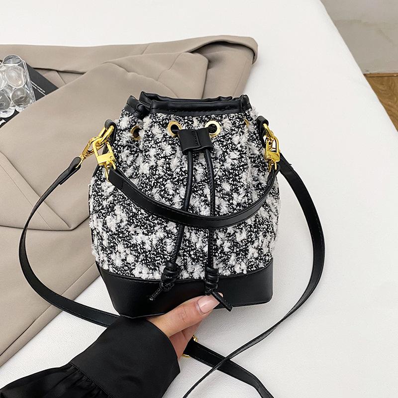 Осенняя популярная нишевая модная сумка через плечо ретро контрастная цветовая комбинация маленькая сумка женская повседневная плетеная сумка-ведро