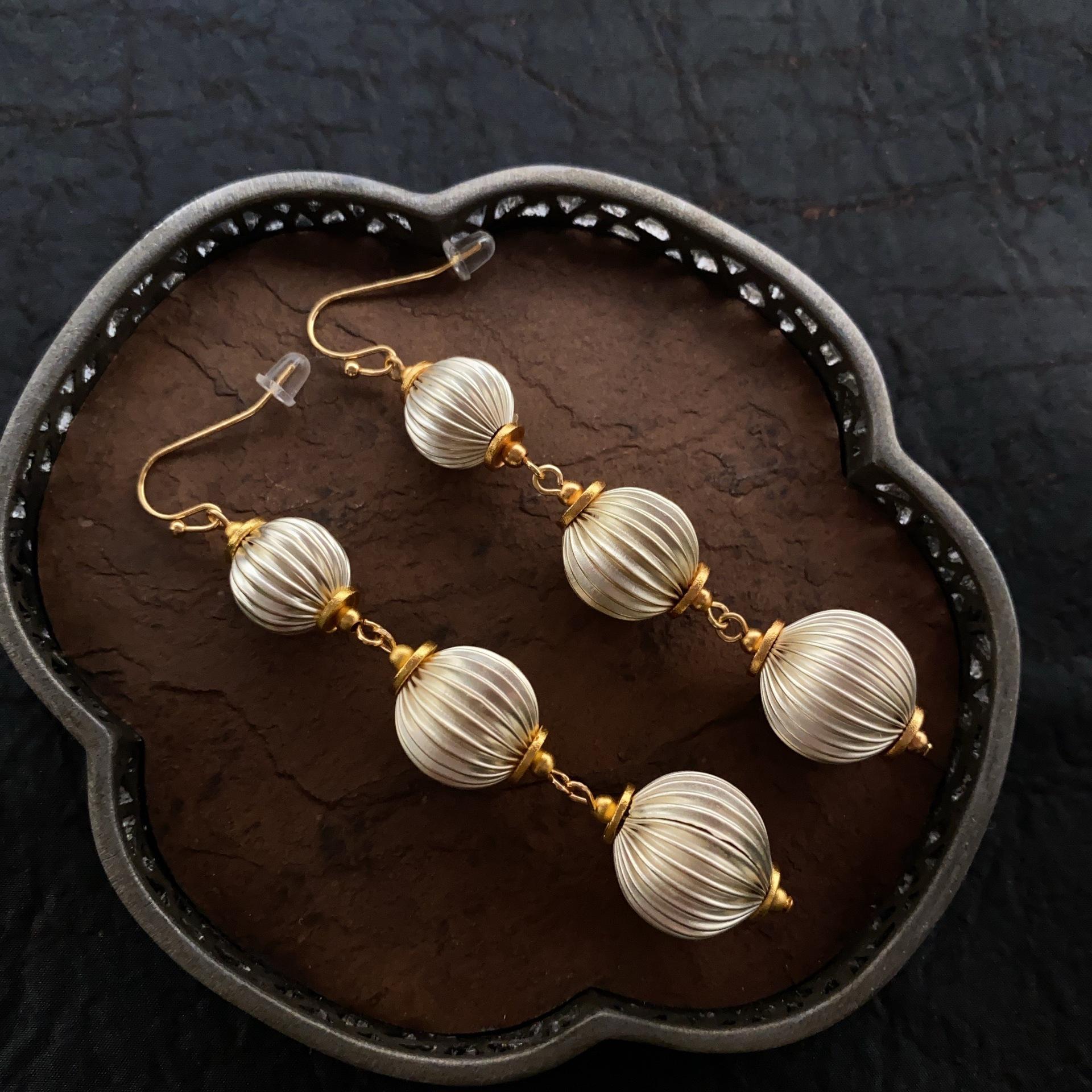 

Long temperament exaggerated earrings hollow design elegant atmosphere earrings retro size gold bead stud earrings