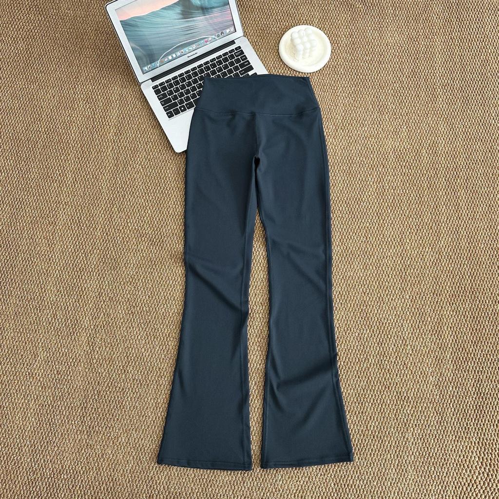 Spodnie ALO Yoga: Uczucie drugiej skóry, Wysoki stan, Podnoszące pośladki, Lekko rozszerzane, Krótkie, Modelujące sylwetkę, Elastyczne, Spodnie dopasowane do sportu i fitnessu.