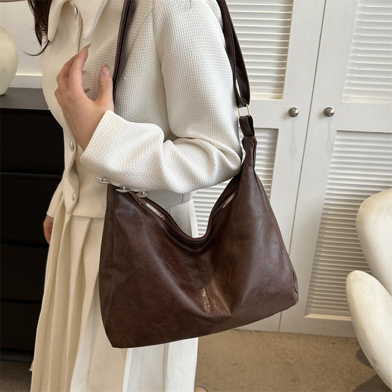Retro Large Capacity Shoulder Bag Stylish Tote Bag For Women Trendy Design In Black And Brown