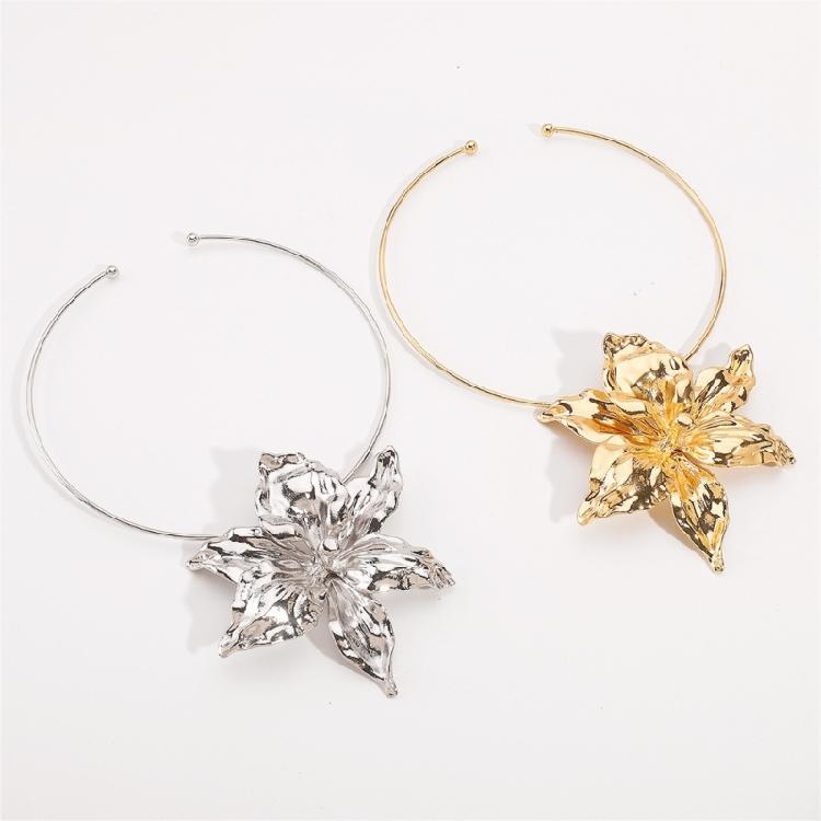 Comfortable Alloy Floral Necklace for Women Daily Commute and Special Event Flower Pendant Collarbone Chain