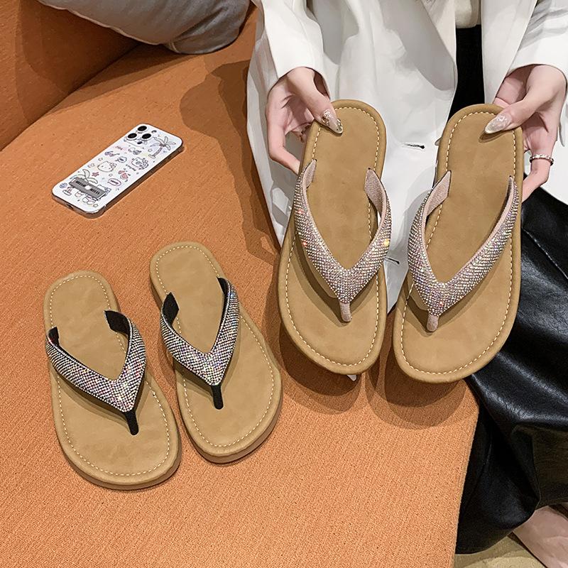 Fashion Hot Selling 2025 Summer Flip Flops New Rhinestone Herringbone Slipper Flat Toe Clip Sandals Sandals Women Beach Slides Indoor