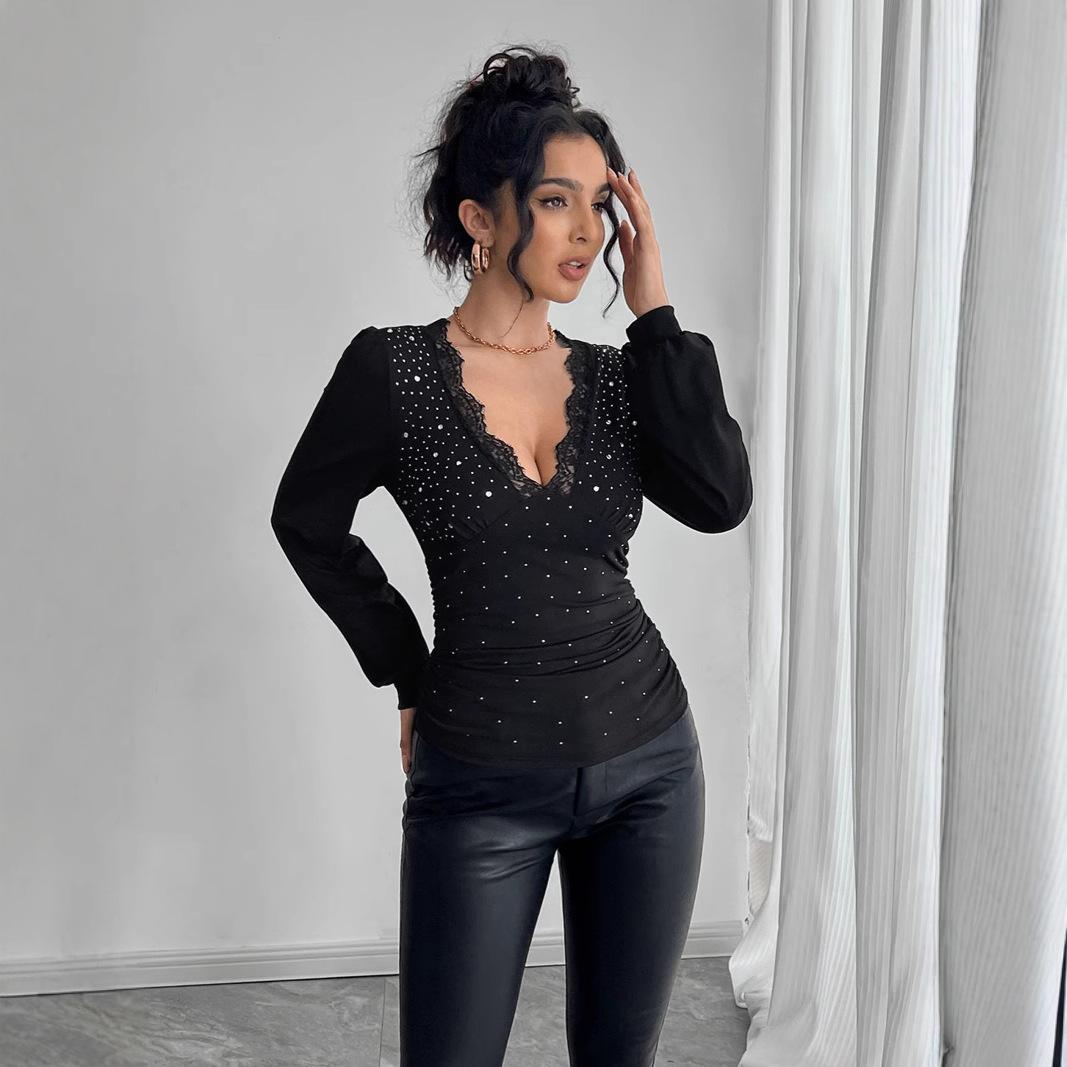 

Сейчас в наличии Весенне-летняя женская однотонная футболка с V-образным вырезом, кружевной вставкой, горячими стразами и оборками по бокам. Универсальная базовая вещь для гардероба, модная рубашка. XL чёрный