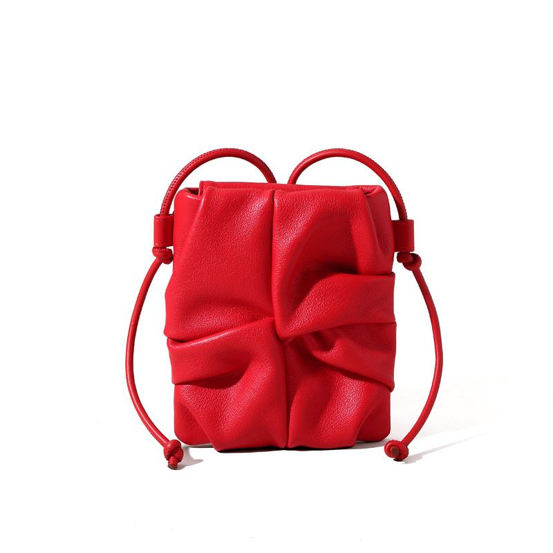 

Весна-лето 2025 новая кожаная плиссированная сумка женская нишевый дизайн сумка-мессенджер мини простая плечевая сумка из коровьей кожи первого слоя 15*3*18cm кармин