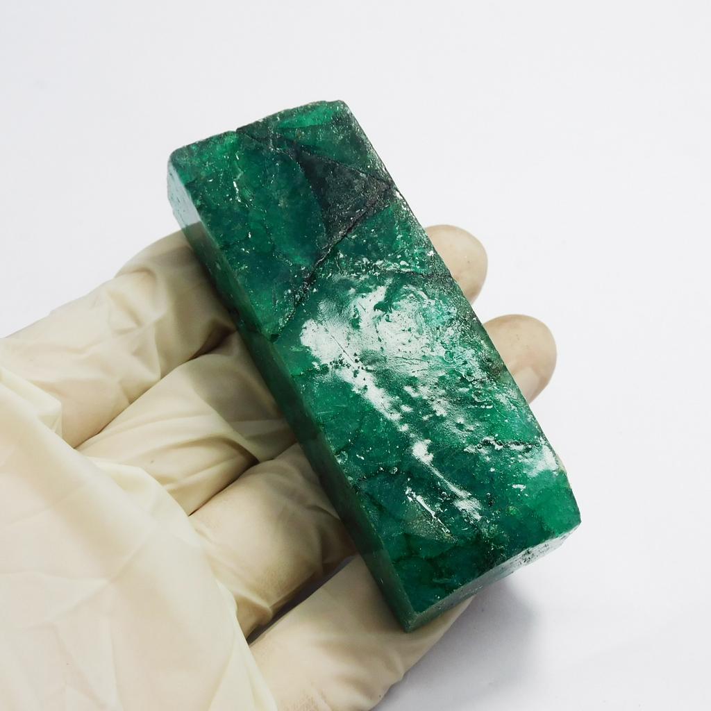 Natural Green Emerald Loose Gemstone Dyed Rough Uncut 513.65 ct for Lapidary and Gem Collections
