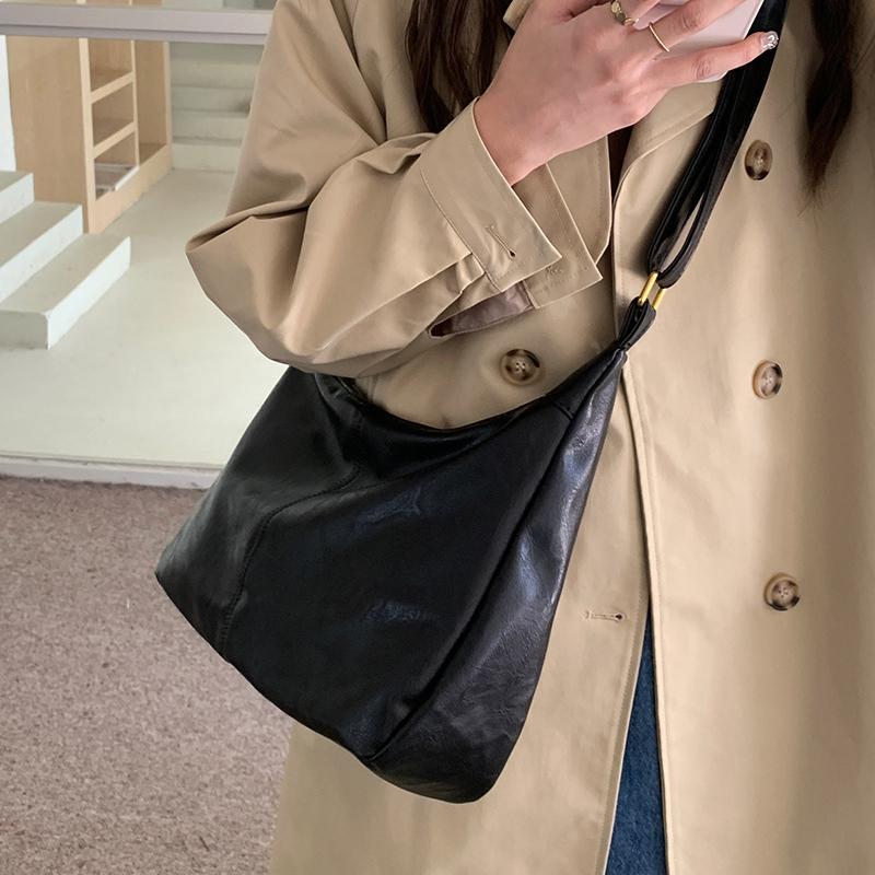 

Жіночі сумки з коров ячої шкіри. Жіноча сумка на плече. Модні розкішні жіночі сумки. Високоякісна жіноча сумка. чорний