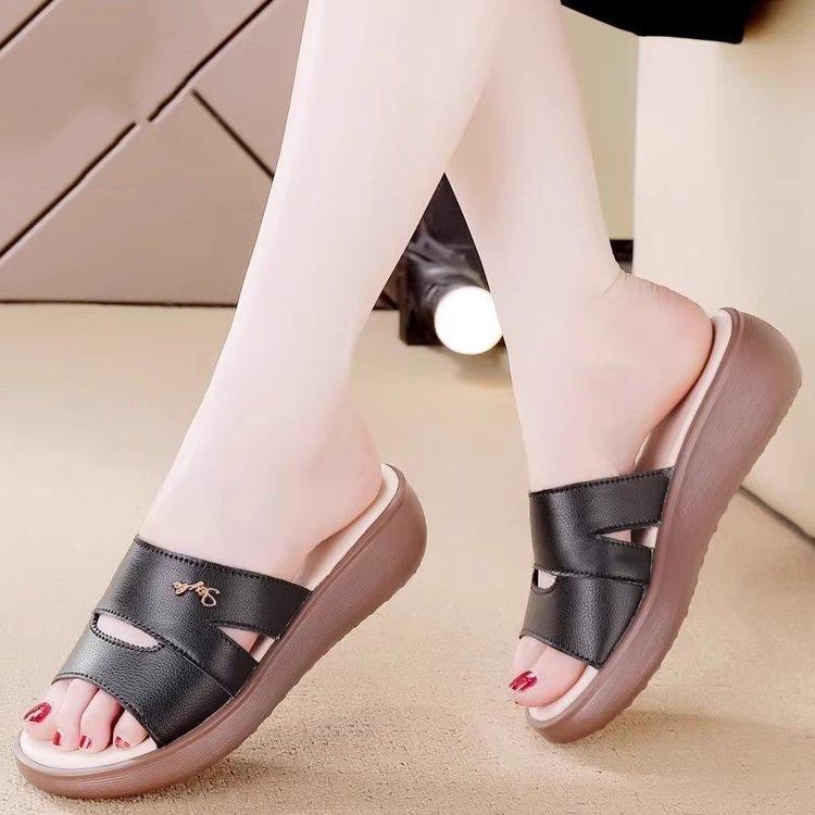 

Популярные крутые тапочки женские новые тапочки на платформе-маффин летом 2025 женские для улицы сандалии для мамы тапочки на танкетке 37 чёрный