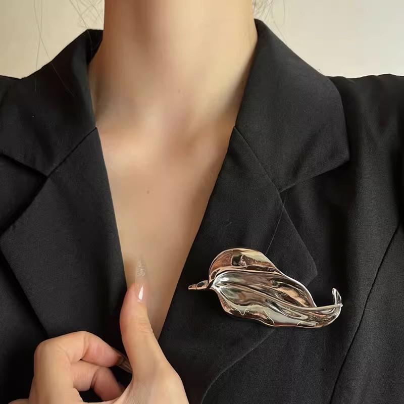 Vintage Metal Leaves Flower Shape Brooch for Women Unique Delicate Suit Corsage Pins Fashion Accessory Party Jewelry