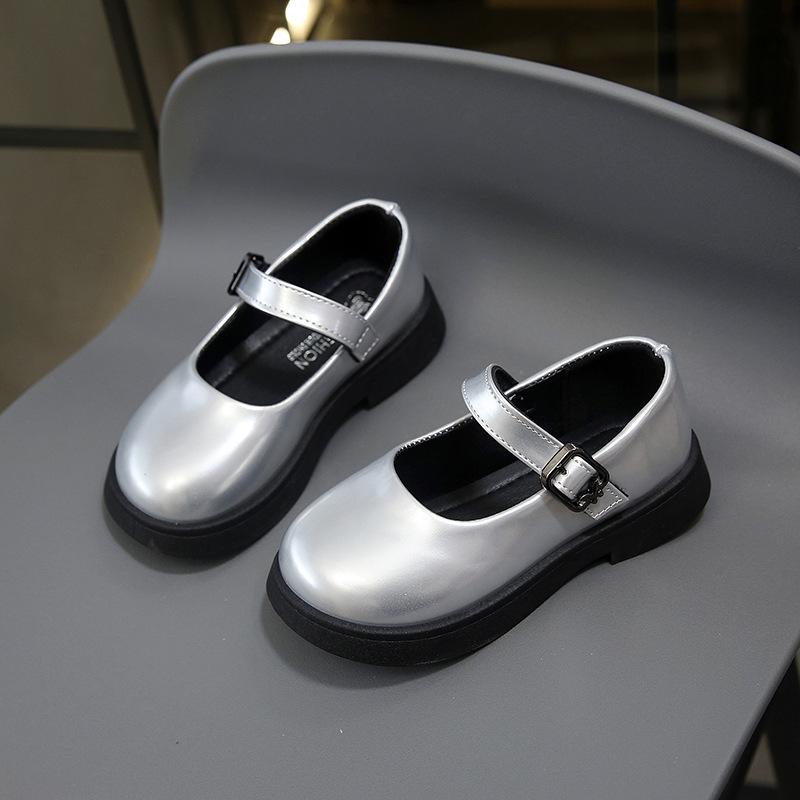 

Girls leather shoes 2025 little girl black performance shoes female British style Mary Jane shoes children princess shoes spring and autumn 24-29 yards whole box shot 48 pairs серебряный