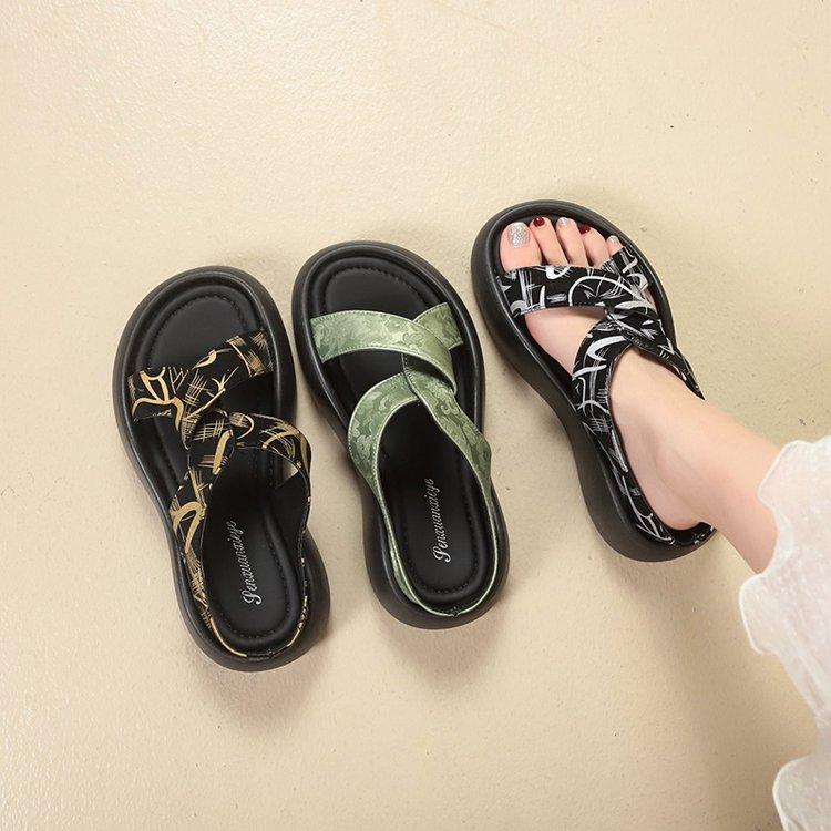 Muffin dicksohlige coole Hausschuhe Damen Sommerbekleidung 2025 neuer nationaler Stil mit Rockstickerei lässiger Strand Ein-Wort-Schlepper