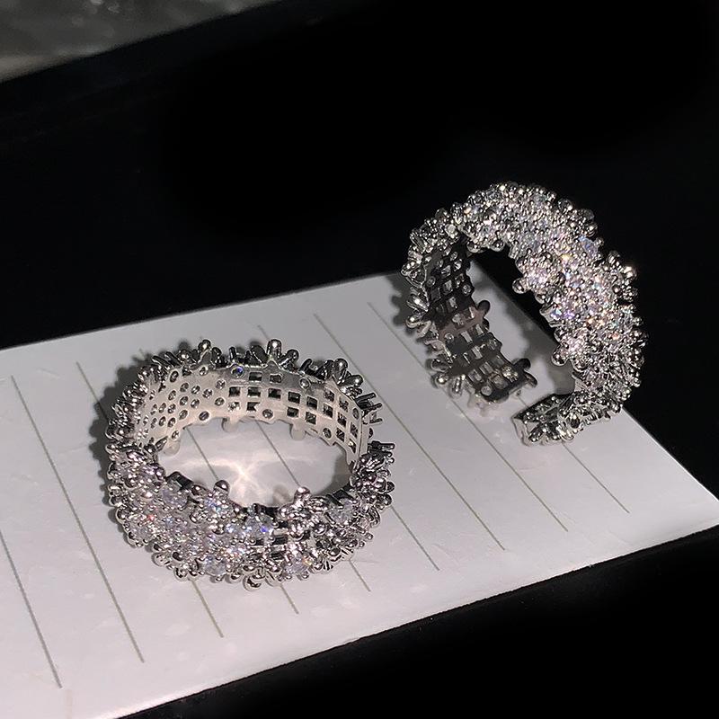 

Изысканное регулируемое женское кольцо со звездным цирконом: Новый нишевый дизайн для указательного пальца с превосходной стойкостью цвета.