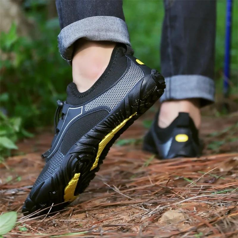 Модные зимние теплые тапочки мужские уличные мягкие домашние туфли модные плюшевые — фото 6