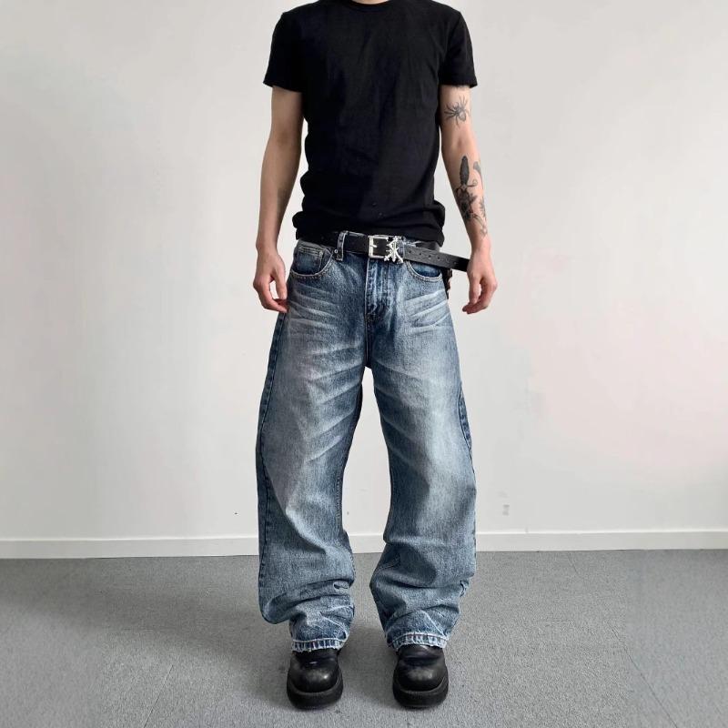 

Джинсы серии EastRogue Cow King с 3D-силуэтом, эффектом натуральных потертостей, драпирующейся текстурой, винтажной отделкой и изогнутым кроем XL