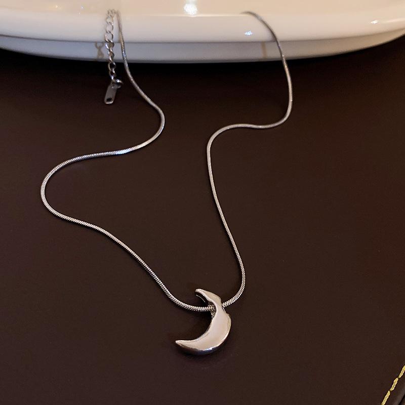 Elegant Metal Moon Choker Necklace for Women – High-End Cold Style and Unique Fashion Statement