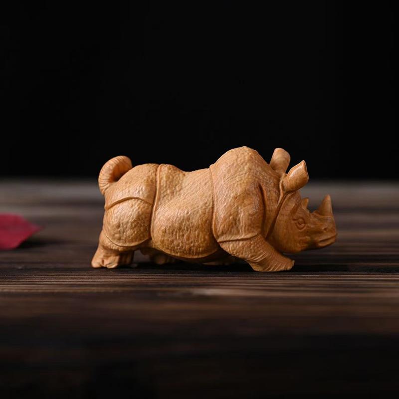 Rzeźba w drewnie Nosorożec Dekoracja zwierzęca mały model Ręcznie rzeźbione lite drewno Urocza dekoracja figurka do domu pokoju biura