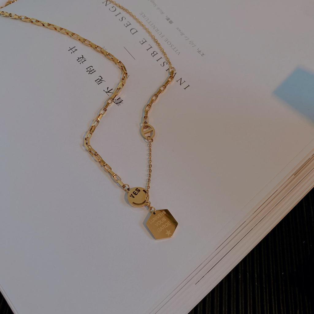 Minimalistický geometrický náhrdelník z titánovej ocele pre ženy - Trendy chladný štýl, viacprvkový prívesok, hip-hopová osobnosť, krátky choker šperk