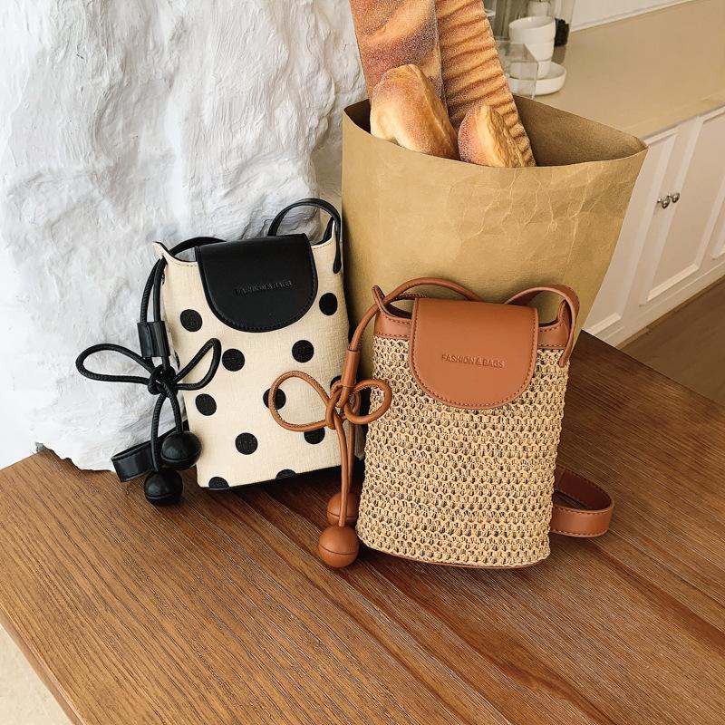 Small Crossbody Bag with Simple and Elegant Style, Suitable for Daily Commuting and Fashionable for Ladies.