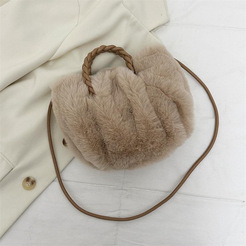 Stylowa jesienno-zimowa puszysta torebka crossbody z futra królika