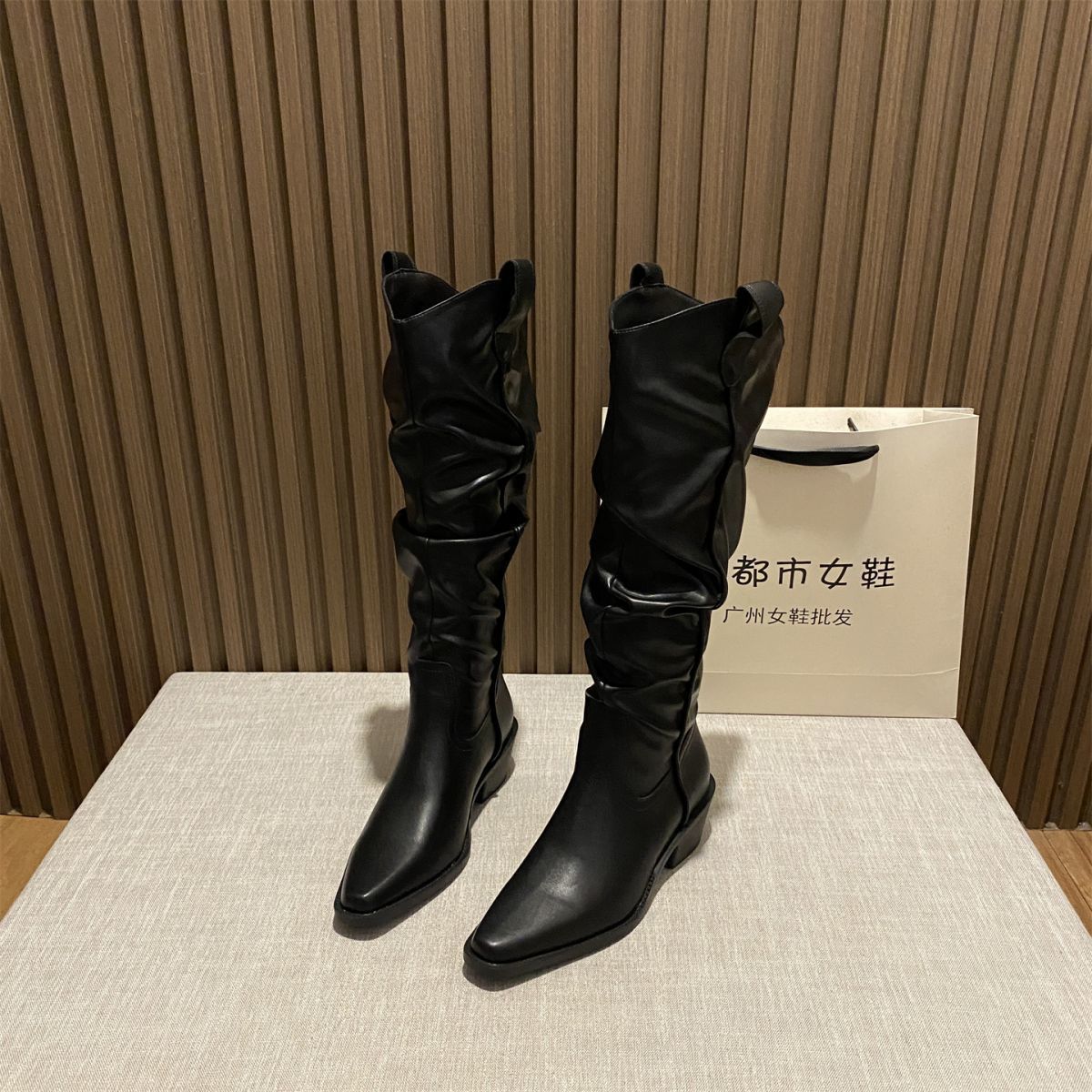 

осень 2025 новые плиссированные высокие сапоги ретро толстый каблук остроносые сапоги-чулки женские сапоги с V-образным вырезом высококлассные рыцарские сапоги 40