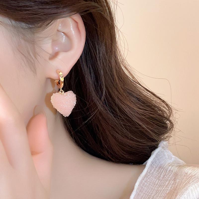 Forest-Style Pink Diamond Heart Stud Earrings: Minimalist, Gentle, Versatile Design for Spring and Summer.