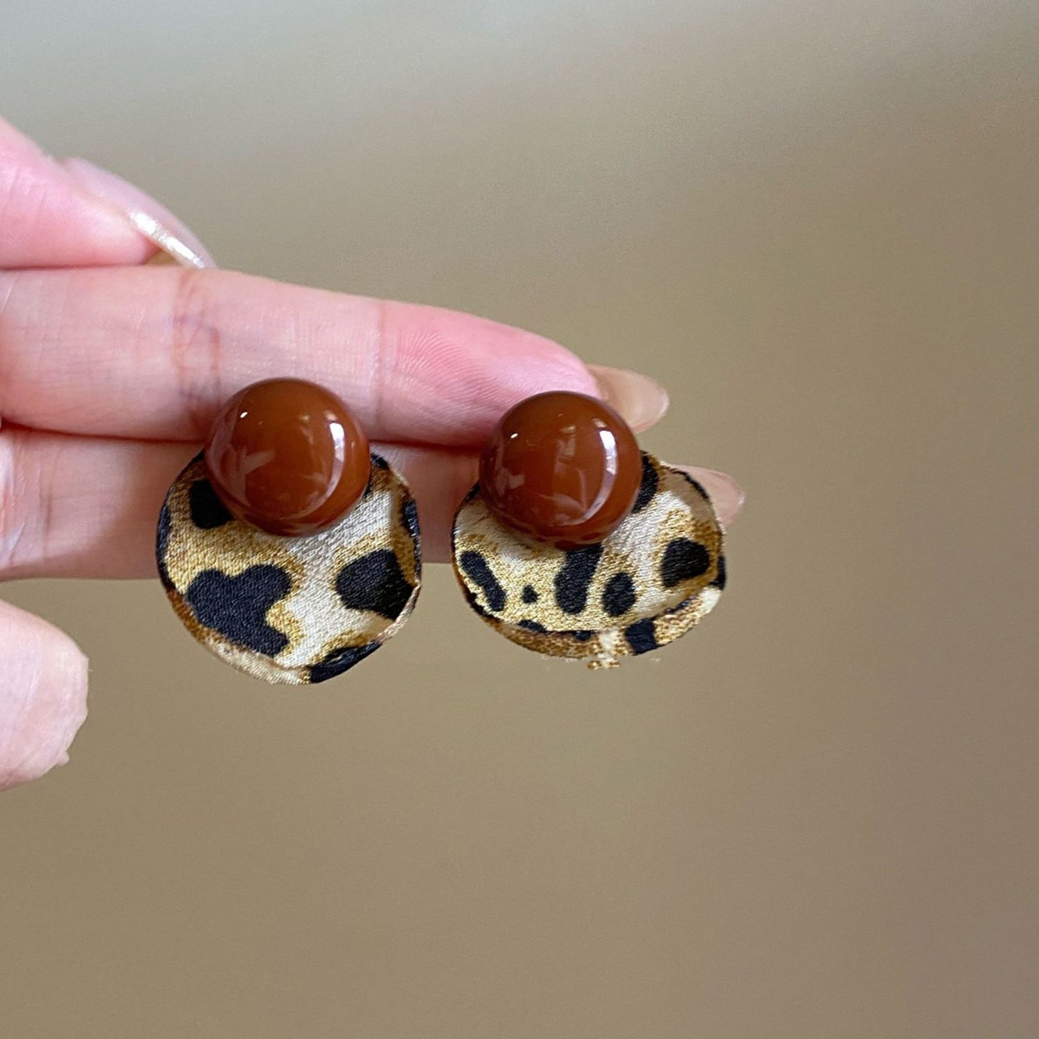 

Retro Plush Leopard Print Earrings for Women Unique Personality Red Round Stud Earrings Fashion Winter Jewelry Accessories