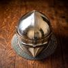 Handgefertigter Stahlritterhelm mit Kettenhemd-Aventail, Gotische Kreuzritter-Rüstungsreplik