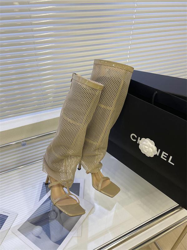 

Весной и осенью 2025 года новые ботфорты перфорированы и дышат, сетка на носке, крутые ботинки на толстой подошве, и женские высокие и с 39 хаки