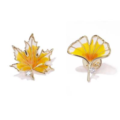 Exquisite Vintage Maple Leaf Brooch Pin for Women Fashion Girls Ginkgo Leaf Badge Pin Jewelry with Rhinestones Detail