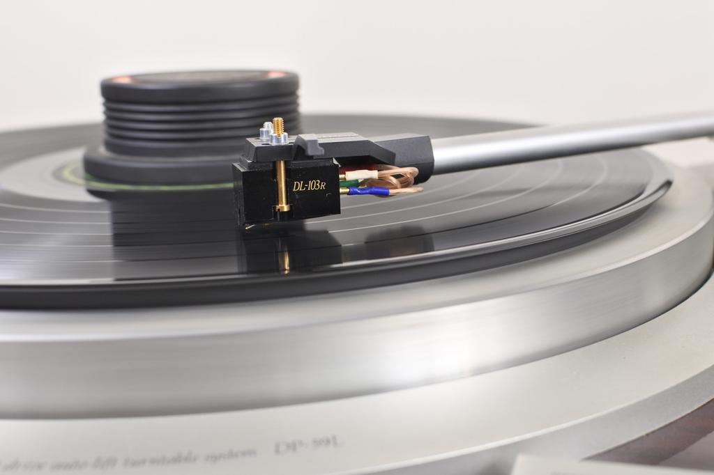 Denon DP‑59L Turntable Quartz Direct Drive – Tested – Headshell & Cartridge – Feet Damaged