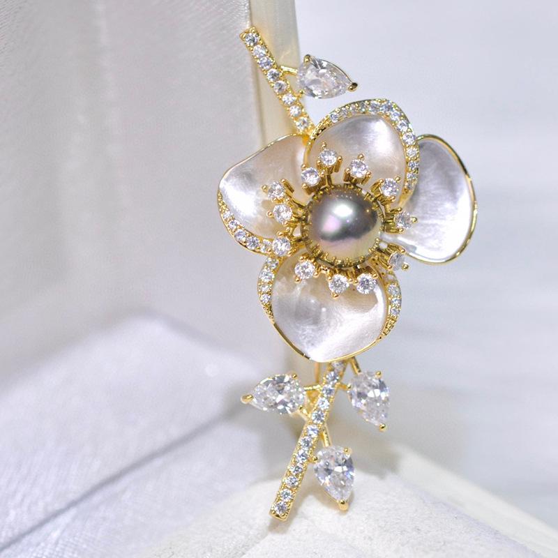 

Элегантная брошь «Цветущая слива»: Позолоченная медь с деталями из циркона и жемчуга