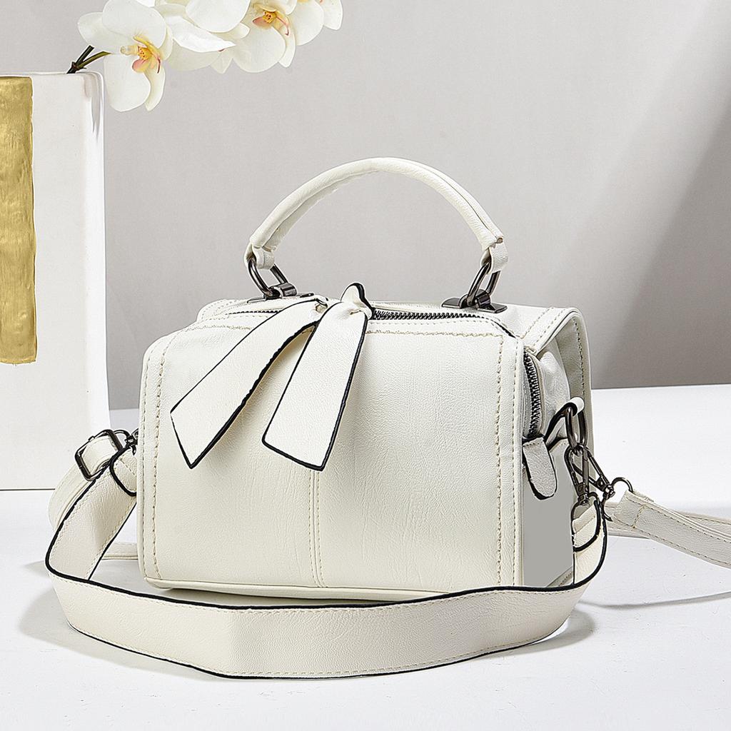 Bag women's Korean version of the new winter fashion portable shoulder bag messenger bag simple soft leather bag