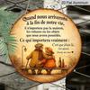 2D Flat, 1pc Round Aluminum Hanging Sign - "Quand nous arriverons a la fin de notre vie" French Old Couple Metal Wall Art, Vintage Romantic Bench