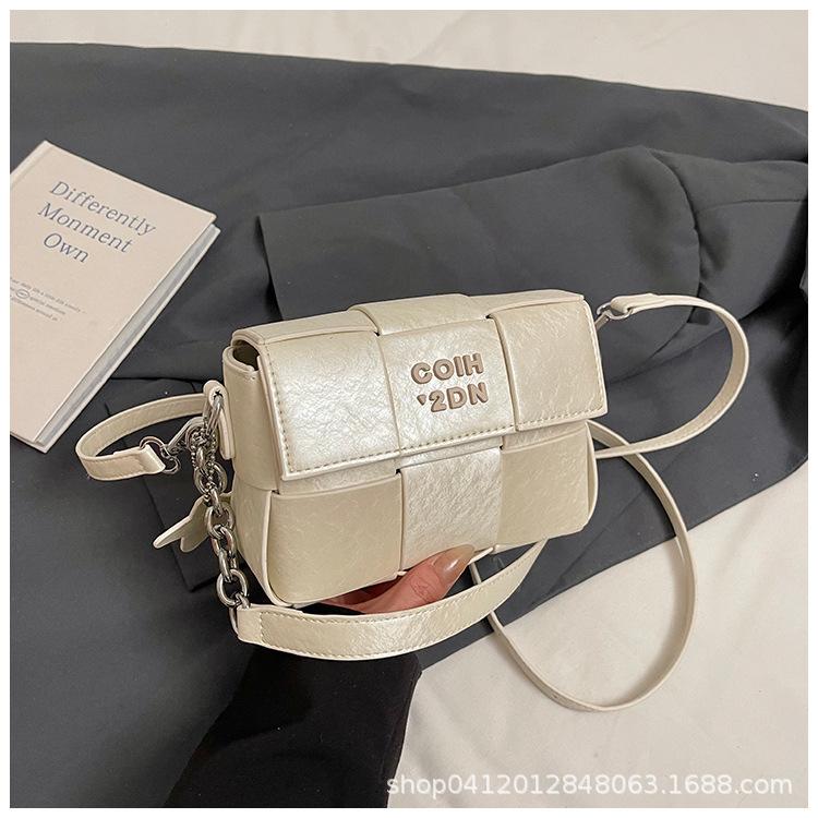 

Spring and summer super fire niche woven bag women s 2025 new fashion versatile messenger bag exquisite mini square bag білий