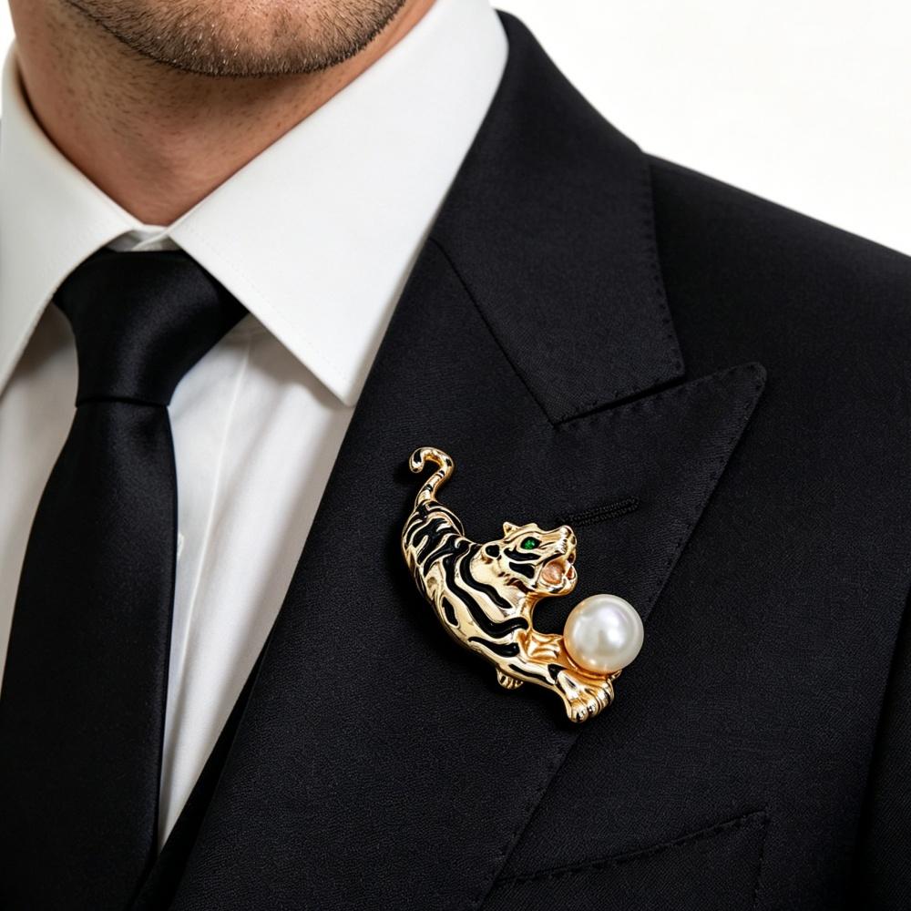 

Elegant natural freshwater pearl brooch, tiger shaped, emitting natural luster. Made of pearl copper with zircon accents.
