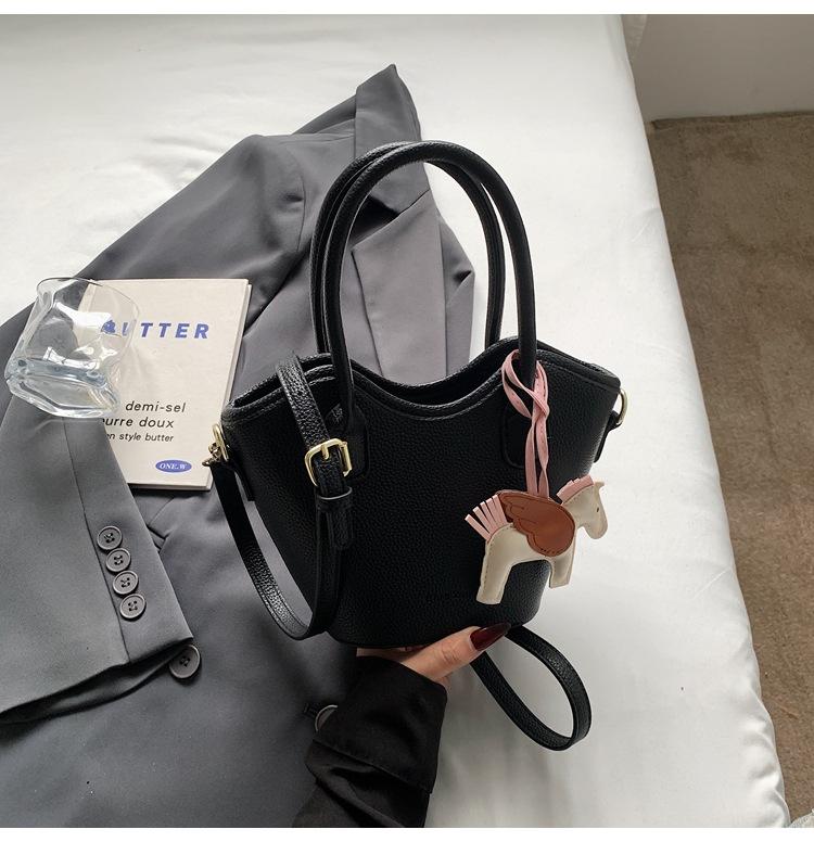 Premium Sense of Foreign Style Small Bag Women 2025 New Popular Versatile Messenger Bag Fashion Super Fire Portable Bucket Bag