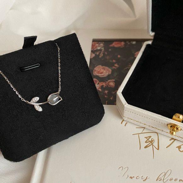 

HUACONG Women s Tulip Necklace: Trendy Niche Design, Versatile Gentle Bestie Clavicle Choker
