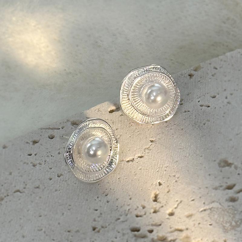 

Жемчужные серьги-пусеты в виде полых листьев лотоса, французские ретро-темпераментные, нишевые универсальные серьги высокого класса для женщин