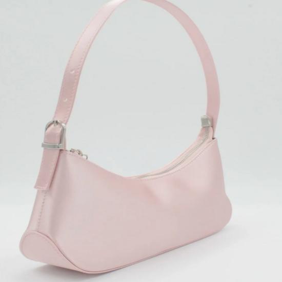 

Женская атласная сумка-багет пудрово-розового цвета