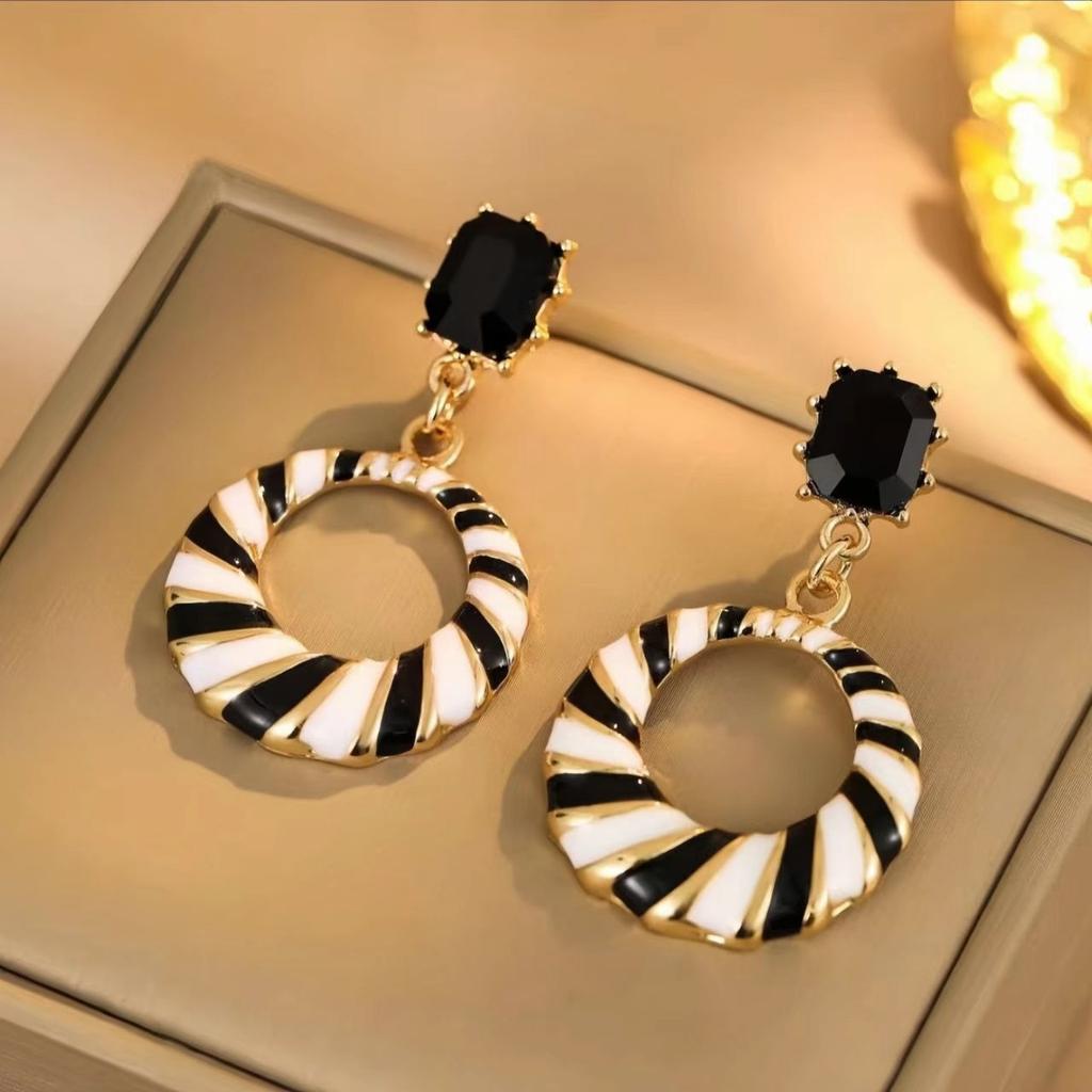 Fashionable and Exquisite Hollow Striped Earrings, Elegant and Luxurious Earrings, High-end Geometric Earrings Accessories