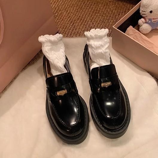 

Версия из коровьей кожи~ Виноградная мать газ маленькая золотая монета заостренный круглый носок толстый каблук лоферы на одной педали женские туфли на платформе из маленькой кожи 40