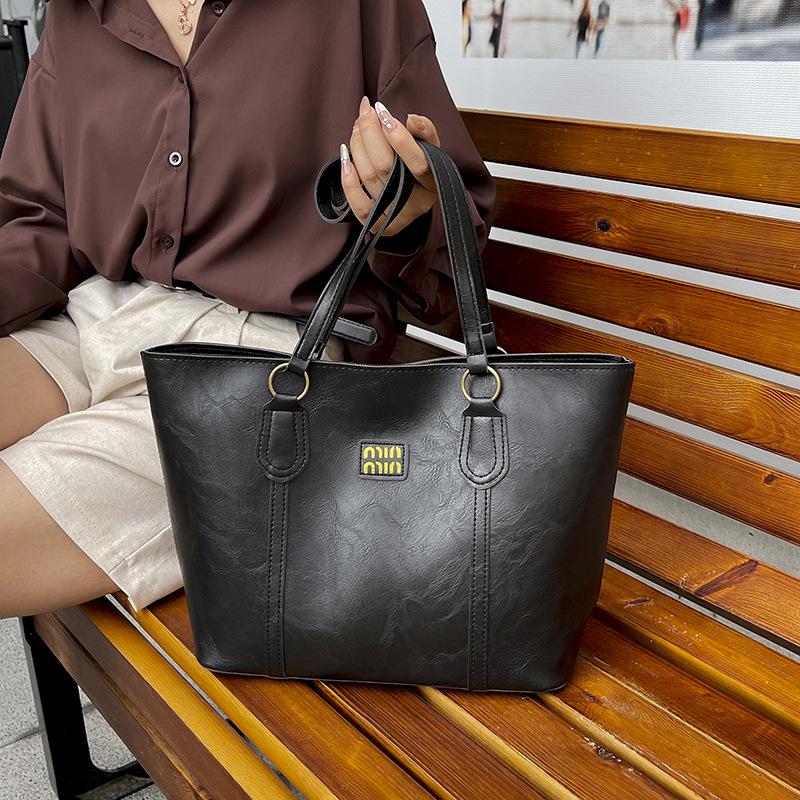 

Niche design new textured large-capacity tote bag women s simple Korean version ins commuter versatile casual shoulder bag чёрный